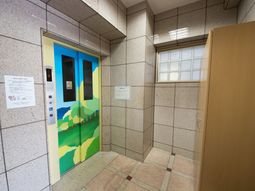 カラフルなエレベーター扉