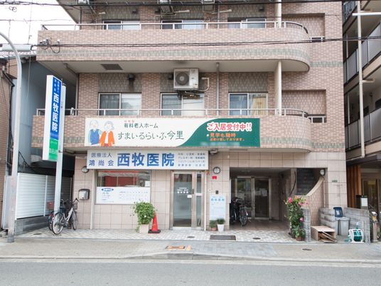 明るい施設のエントランス