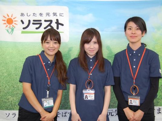 スタッフの笑顔と掲示物