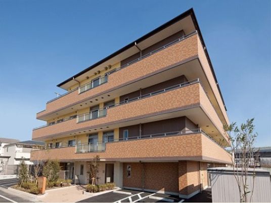 明るい外観の建物