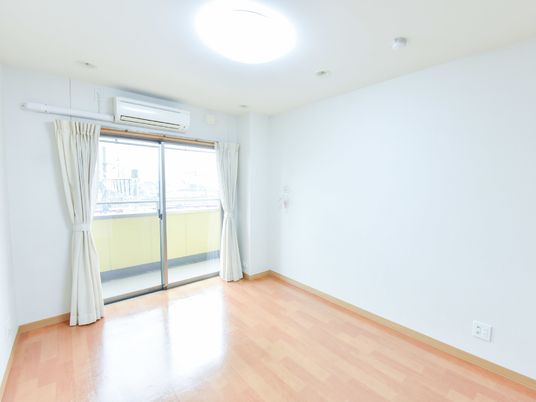 明るい居室の窓側