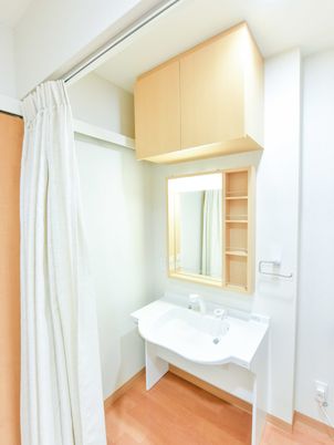 清潔な洗面台のある部屋