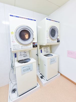 洗濯機と乾燥機の並ぶ室内