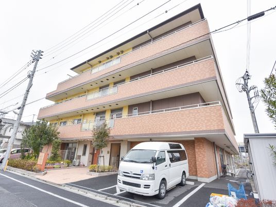 多階建ての建物エントランス