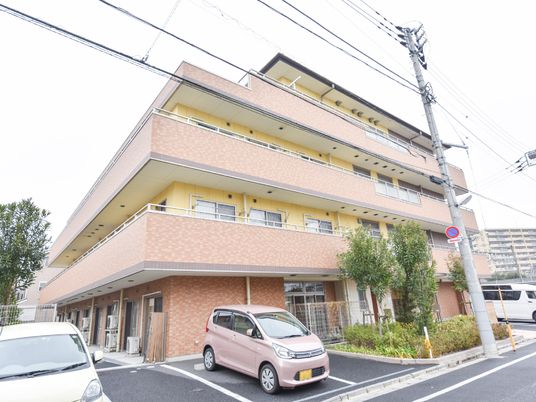 明るい建物エントランス