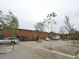 庭付きの落ち着いた建物