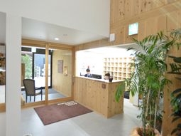 木目調エントランスの風景