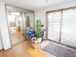 エントランス付近の明るい空間