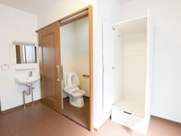 清潔なトイレと洗面所