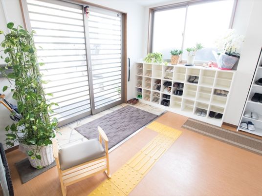 入口と靴箱のある和室