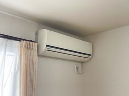 白いエアコンの部屋