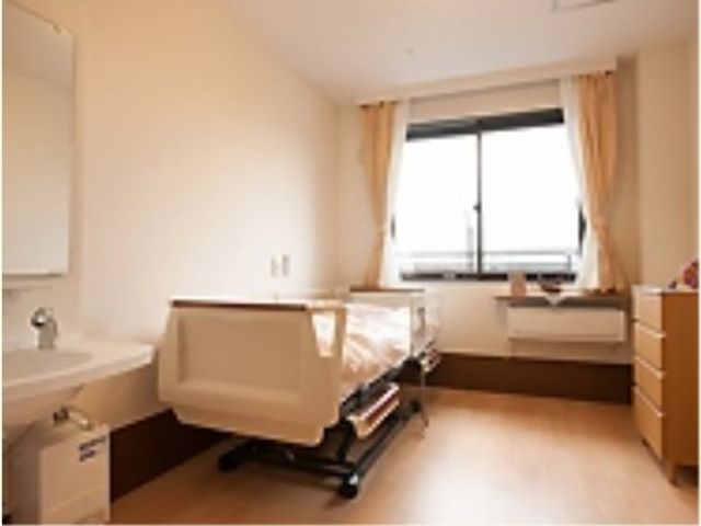 居室内の清潔な空間 居室 日差しが心地よい居室で、生活に必要な設備が整っており、快適にお過ごしいただけます。