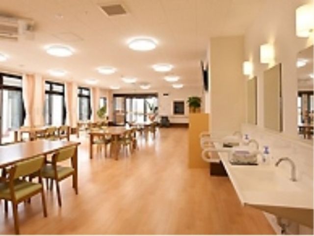 広々とした明るい食堂 共有スペース ゆったりとした食事の時間を提供する快適な食堂です。清潔感のあふれる空間で、利用者の方々のコミュニケーションも活発になります。