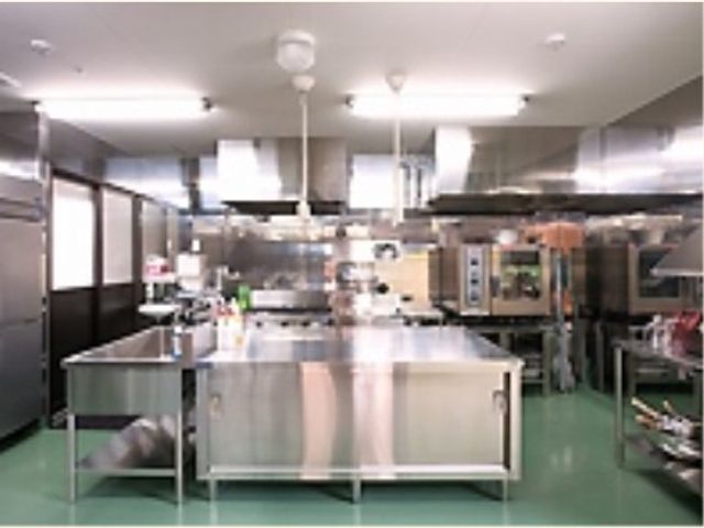 清潔で広々としたキッチン 調理場 スタッフが仕事をしやすいように工夫されたキッチンです。快適な環境での調理に注力しています。