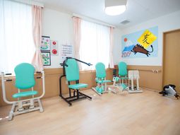 機能訓練室の明るい空間