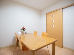 会議室のテーブルとイス