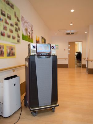 廊下に設置されたカラオケ機器