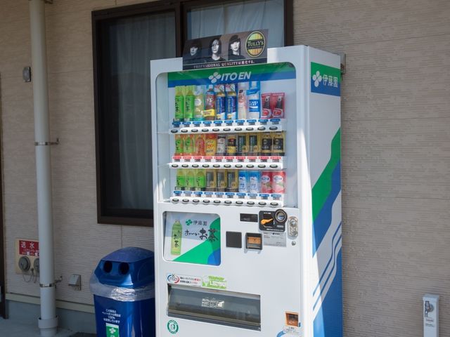 清潔な自動販売機 自動販売機 エントランスに設置された自動販売機です。お仕事の合間に、様々な飲み物でひと休みできます。