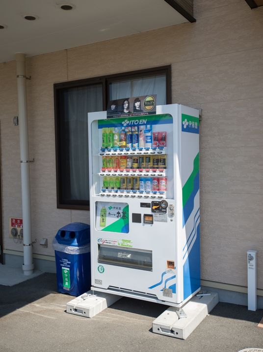施設のひさしの下には自動販売機を設置している。入居者様や来訪者様は、好みの飲料を購入することができる。