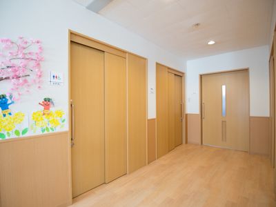 廊下の明るい居室入口