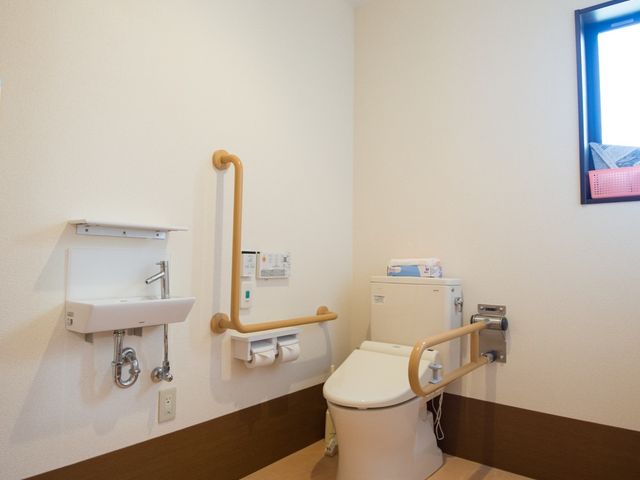 バリアフリーのトイレ空間 トイレ 安全かつ快適な利用を考慮したトイレです。手すりが設置されており、安心してお使いいただける設計になっています。