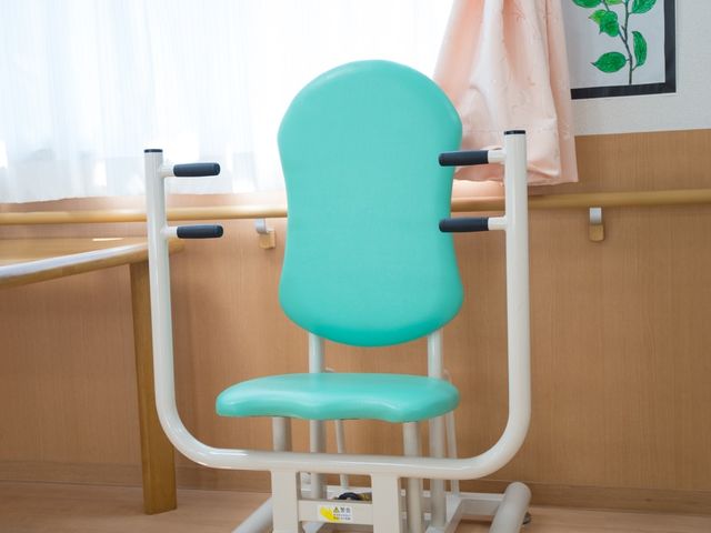 リハビリ用イス機能訓練室 リハビリ椅子 安全な環境でご自身のペースでリハビリができるイスです。快適に身体機能の維持・向上を目指せます。