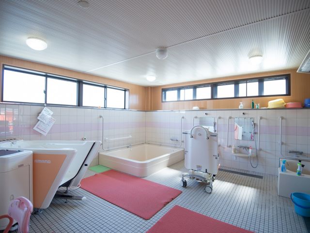 明るい清潔な浴室 浴場 ゆったりとしたスペースのある快適な浴室です。機能的に設計されており、快適にご利用頂ける環境が整っています。