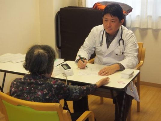 患者と対話する医師