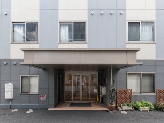 清潔な施設のエントランス