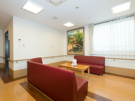 赤いソファのある休憩室