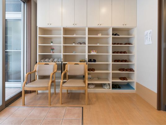靴棚と椅子のあるエントランス
