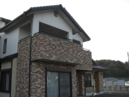 明るい施設の外観