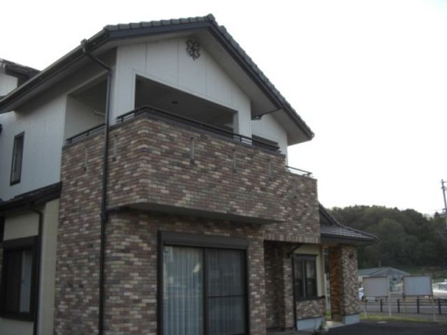 明るい施設の外観 外観 緑豊かな環境に佇む、清潔で暖かみのある建物です。広々としたエントランスで、快適な日々を過ごせる空間が広がっています。