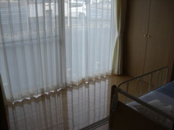 居室のベッドと窓