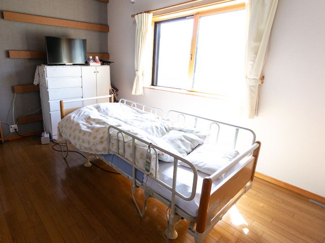 明るい個室の居室 居室 陽光が差し込む温かみのある個室です。快適な生活をサポートするための設備が整っています。