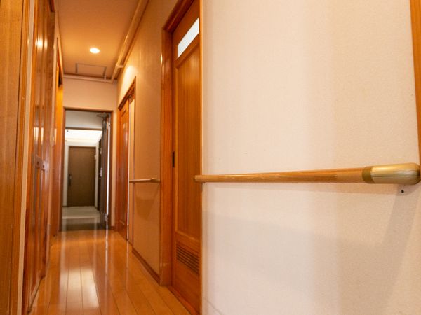 廊下の手すりとドア