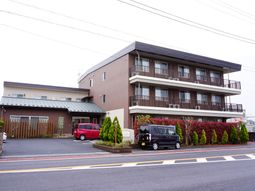 茶色い建物の外観