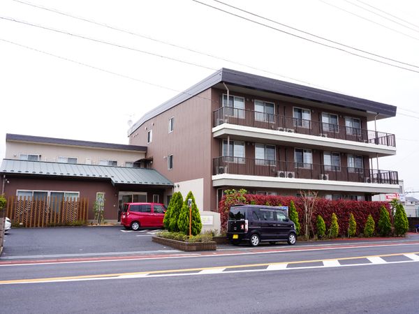 茶色い建物の外観
