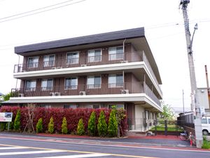茶色の建物の外観