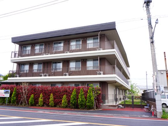 茶色の建物の外観