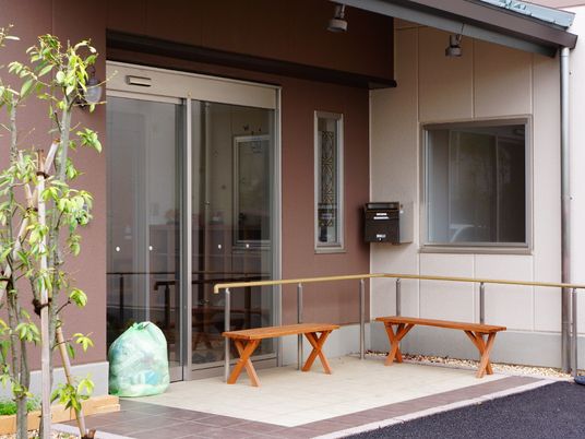 エントランスとベンチ