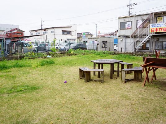 中庭の椅子とテーブル