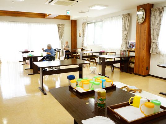 光溢れる落ち着いた食堂