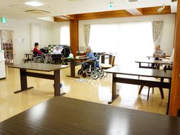 明るい共有ダイニング