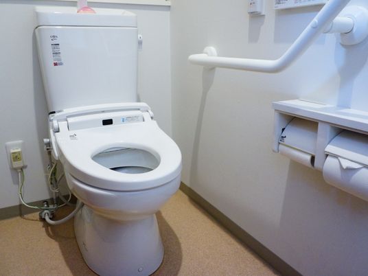 手すり付きのトイレ空間