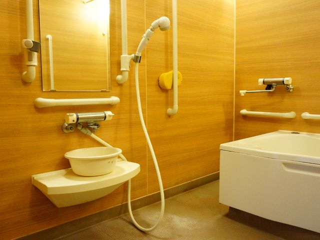 バリアフリー設計の浴室 浴室 手すり付きで安全性を考慮した清潔感のある浴室です。快適な入浴時間を支える設備が整っています。