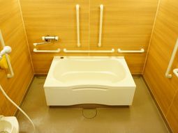 手すり付きの浴室