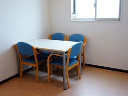 シンプルな居室のテーブルセット