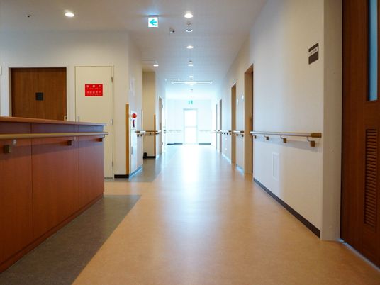 清潔な施設の廊下