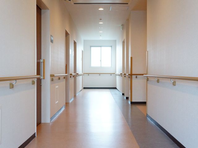 明るい廊下の一部 廊下 広々とした通路は手すりが整備され、安全かつ快適に移動できる設計となっております。